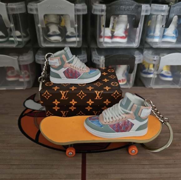 Fashion pair of mini sneakers keychain. - Picture 4 of 8